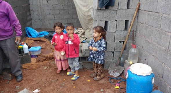 صورة اليوم..خودوا أراضي خدام الدولة وبسطوا لهم القوانين وساعدوهم لبناء قبر حياتهم