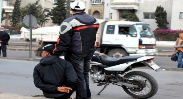 عاجل ..شفار صكع..اعتقال لص خطير سرق سيارة أجرة ببني ملال وعربد على الصقور وكسر زجاج الاضواء الامامية وهازرو فين طايحو