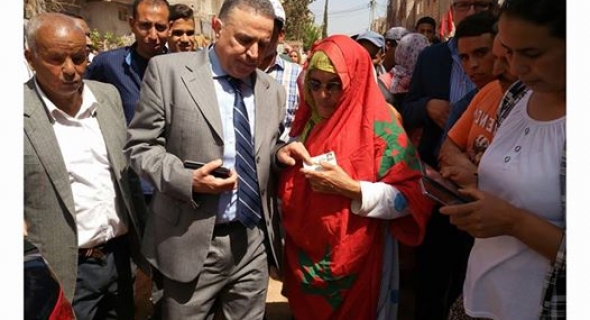 بالصور… تفاصيل زيارة عامل الفقيه بن صالح لحي الانارة والعدس بسوق السبت من أجل الصرف الصحي والساكنة تستقبله بحفاوة