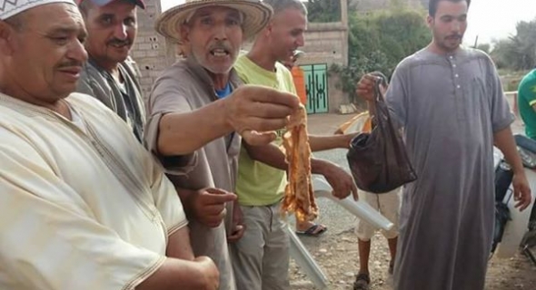 شوهة… ساكنة دواوير بجماعة أولاد خلوف بقلعة السراغنة تعاني من العطش وتعثر على بقايا حفاظات وبلاستيك بالأنابيب وتستنجد بالمسؤولين -صور-