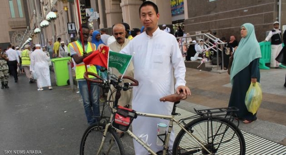 وصل بعد 4 أشهر من الصين إلى مكة على متن دراجته الهوائية لأداء مناسك الحج
