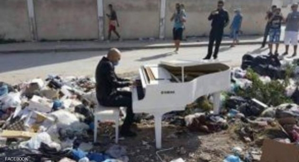 لماذا عزف هذا الفنان التونسي بين أكوام القمامة؟