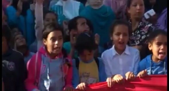 ياك قلناها ..ها لفضيحة بالفيديو..تلاميذ وأولياءهم يحتجون أمام مديرية التعليم ويفضحون تلاعبات خطيرة بمليون محفظة ويستنجدون بالملك