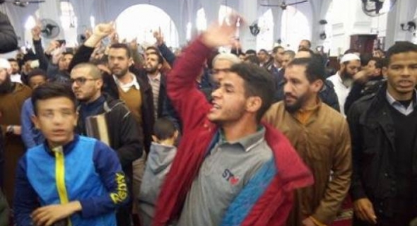 سابقة بالفيديو… محتجون يقاطعون خطبة الجمعة بسبب طرد خطيبها من طرف وزارة الاوقاف ويغادرون المسجد
