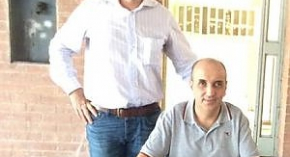 عمدة مدينة إيطالية يعاقب نفسه بسبب عطب في المصعد و يحمل مهاجرا مغربيا مقعدا إلى سكنه بالطابق الخامس