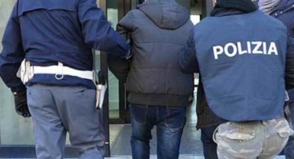 مهاجر مغربي خطف مسدس شرطي إيطالي وأشهره في وجه وكاد يقتله والشرطة تعتقله