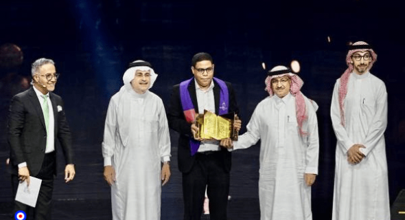برافو عليه وشرف المغاربة… المغربي سفيان البراق يحصد جائزة قارئ العام بالسعودية