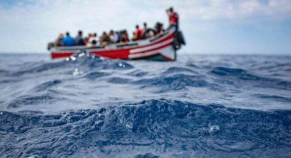 برافو عليهم… رجال البحرية الملكية المغربية تدخلو بسرعة وعتقو 103 ديال الحراكة بينهم 5 لعيالات وزوج دراري صغار كانو غايغرقو فالبحر