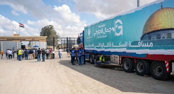 ضغط الشارع العالمي جاب نتيجة… الكيا.ن الإسرائيلي المُحتل يسمح مُكرها بدخول المساعدات الإنسانية وهذه أول شاحنة بالفيديو