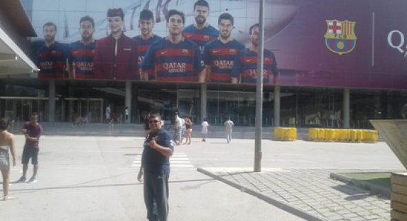 تاكسي نيوز في قلب ملعب FC برشلونة الشهير و المهاجرون ينوهون بمساعدات ميسي للأطفال المغاربة