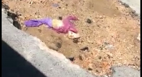 خطير بالصور..حفرة تتحول إلى مصيدة وتتسبب في حوادث وانزلاقات للسيارات ببني ملال