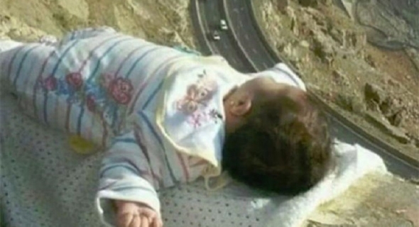 “طفل الحافة”… سيلفي متهور لأبوين يستنفر وزارة العمل السعودية
