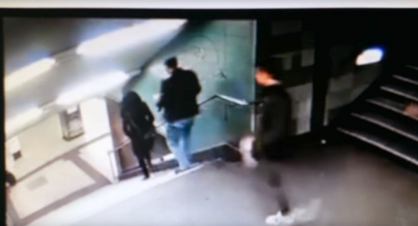 بالفيديو … عنصري يركل فتاة محجبة ويسقطها من أعلى الدرج في ألمانيا