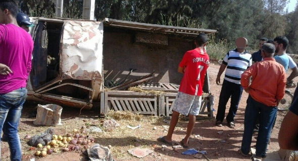 عاجل..فاجعة عاوتاني فنفس الطريق..انقلاب سيارة فلاحية على متنها 12 رجل وامرأة عائدين من السوق ونقل الجميع إلى مستعجلات بني ملال 3 حالتهم خطيرة