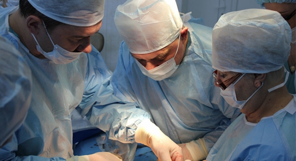 برافو… فريق طبي يجري عملية جراحية معقدة بالفقيه بن صالح ويعيد يد شاب مبتورة بسيف