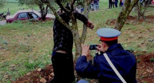 ياربي سلامة..العثور على جثة مجهولة معلقة بشجرة والأمن يستنفر أجهزته