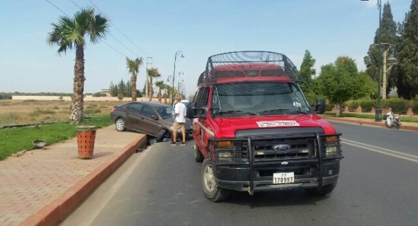 عاجل..بالصور..سيارة تسير بسرعة جنونية يقودها أجنبي وصديقته تصطدم بعمود كهرائي وتسقطه وهذا مصيرهما