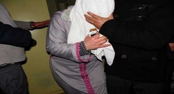 عاجل… لمنكر هذا… زوج يضبط زوجته رفقة عشيقها داخل السيارة ببني ملال وها اش وقع