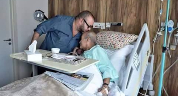 صورة اليوم بامتياز..الملك يزور الزعيم السياسي عبد الرحمان اليوسفي بالمستشفى ويقبل رأسه