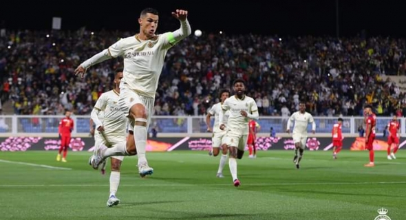 بالفيديو… النجم كرستيانو رونالدو يبدع من جديد ويسجل “هاتريك” ويعيد فريقه النصر لصدارة الدوري السعودي