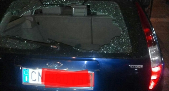 السيبة هادي…مخمور يعربد بسكين ويكسر زجاج سيارة مهاجر حل ضيفا ببني ملال-الصورة-