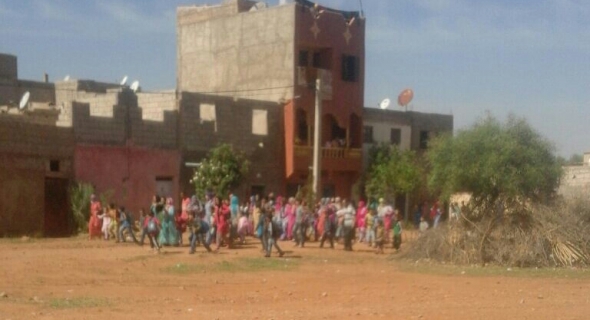 السيبة هادي..مجهولون يقذفون مدرسة ببني ملال بالحجارة والقنينات والاباء والاساتذة يحتجون ويستنجدون بالأمن-الصور-