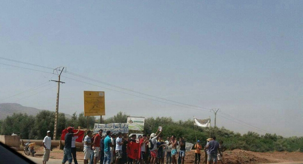 العطش يخرج دواوير سيدي علي ابراهيم للاحتجاج في الطريق الوطنية رقم 8