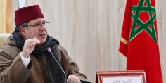 الداخلية دخلات على الخط وعامل خنيفرة محمد فطاح دار اجتماع مع المسؤولين فالتعليم والجمعيات وقال :” خاصنا نتحلاو بروح المواطنة وبتغليب المصالح العليا لابناء الوطن”