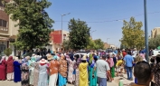 بالفيديو… انقطاع الماء يخرج رجال ونسا.ء وأطفا.ل بقرية واد إيفرن للاحتجاج