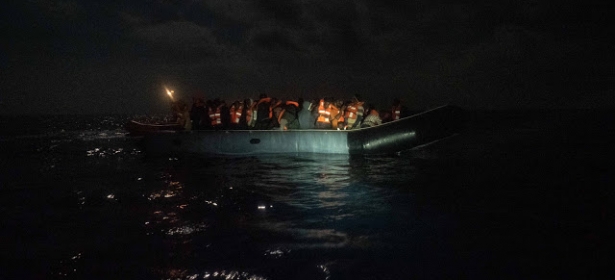 ايطاليا تنقذ قاربا على متنه 95 “حراك” كادوا يموتون غرقا بالبحر