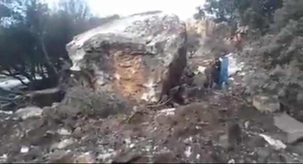 بالفيديو… نجاة سكان دوار بتيزي نسلي الجبلي من الموت بعد سقوط صخرة ضخمة من أعلى الجبل 