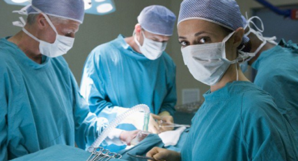 هل تعلم لماذا يرتدي الاطباء والممرضات ملابس خضراء في غرفة العمليات