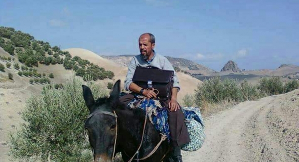 صورة اليوم… مدير مؤسسة تعليمية يستعين بدابة للتنقل إلى عمله بأعالي الجبال