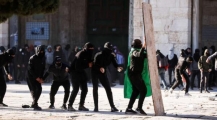 جيش الاحتلال يقتحم باحة المسجد الأقصى ويعتدي على عشرات المصلين (فيديو)