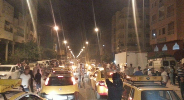 عاجل..عشرات من سيارات الاجرة الصغيرة تنضم الى مسيرة الشموع ببني ملال واستنفار في قوات الأمن