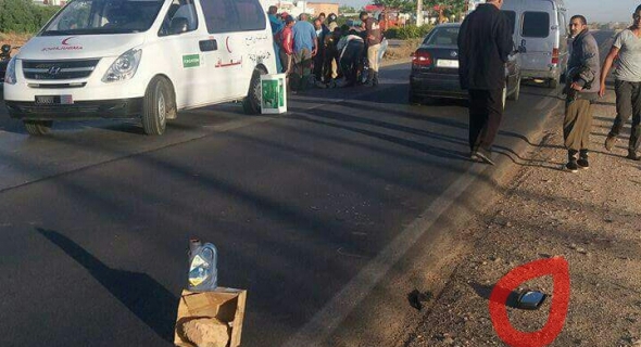 فرشو الله…سيارة خفيفة تدهس شابا وتلوذ بالفرار وكانت المفاجأة الغير السارة لصاحبها ! -صورة حصرية للدليل –