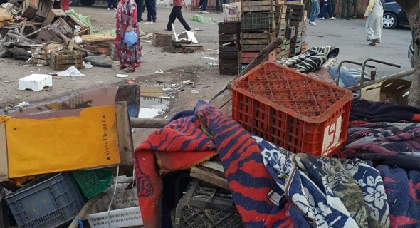 بالصور ..سلطات بني ملال تستعين بالقوات العمومية و تحرر محيط مدرسة  11 يناير و تهدم خيام  محلات الخضر والفواكه والتجار يحتجون