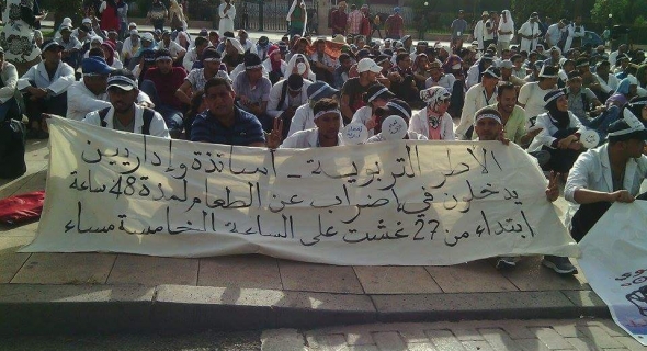 بالصور…القاضي الهيني يضرب عن الطعام امام البرلمان تضامنا مع أطر 10 الاف اطار تربوي
