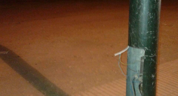 أسلاك عارية بعمود كهربائي أمام مؤسسة تعليمية ببني ملال تثير قلق المواطنين  -الصورة-