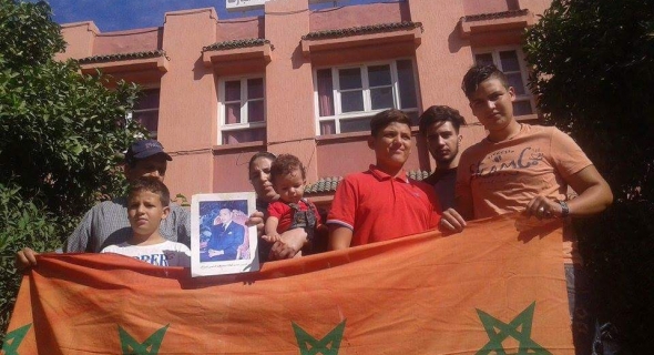 عاجل..نايضة..وقفة احتجاجية للساكنة  تضامنا مع موظف طرده رئيس الجماعة بشكل تعسفي-الصور-