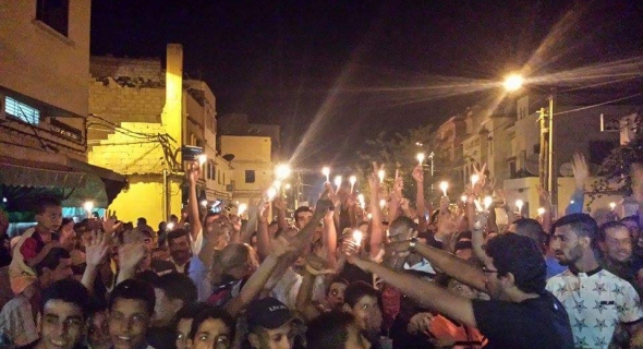 عاجل.مامفاكينش ..مسيرة بالشموع لعدد من ساكنة أحياء بني ملال ومحتجون على غلاء الماء والكهرباء يهددون بالاعتصام