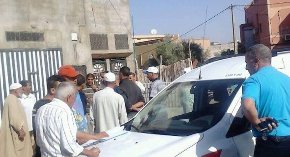 هاد صحاب ضو بغاو ياكلو عباد الله..ساكنة فم أودي تحاصر مسؤولا كبيرا في المكتب الوطني للكهرباء احتجاجا على الفواتير الخيالية للكهرباء -الصورة-