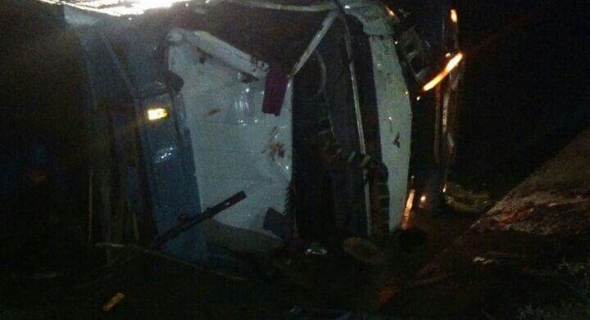 عاجل.بالصورة الحصرية..فاجعة ..انقلاب شاحنة على متنها نكافات وشبان ووفاة سيدة والبحث عن رفيقتها واستنفار في صفوف الوقاية والدرك