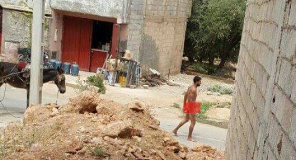 هادشي خطير بزاف بالصور..وشوفو فين وصلنا..شاب يتجرد من ملابسه و يعربد على الساكنة