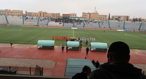 شوهة… رجاء بني ملال يلعب بقميص “ليموني” وسخرية بين الجماهير الوجدية وغضب للملاليين-الصور-