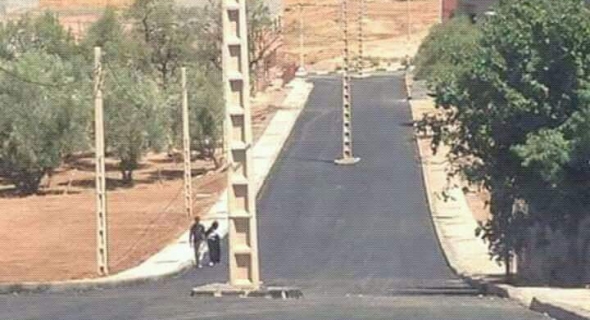 أزيلال تخلق الحدث بأعمدة كهربائية تتوسط طريق حديثة التزفيت