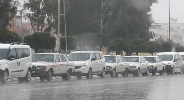 القوات العمومية تمنع مسيرة حاشدة لطاكسيات خريبكة متوجهة لولاية بني ملال و المهنيين يعرضون أنفسهم وسياراتهم للبيع