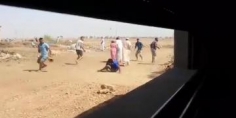 السيبة… فيديو خطير يوثق لحرب شرسة و لمعركة طاحنة بالحجارة بين عائلتين بالفقيه بن صالح