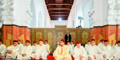 أمير المؤمنين الملك محمد السادس يؤدي صلاة الجمعة بالدار البيضاء وموضوع الخطبة حول الانفاق والخير والتضامن والاحسان للفقراء والايتا،م