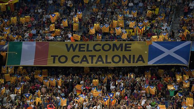 مشجعو برشلونة يطالبون بالاستقلال عن إسبانيا ويرفعون 30 ألف علم كتالوني في لقاء سيلتيك